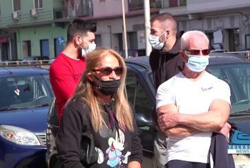 Protesta con incatenamento dei dipendenti della palestra Golden Power a Taranto
