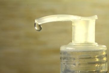 La ricetta ufficiale dell’OMS per preparare in casa un gel disinfettante per le mani, semplice ed economico